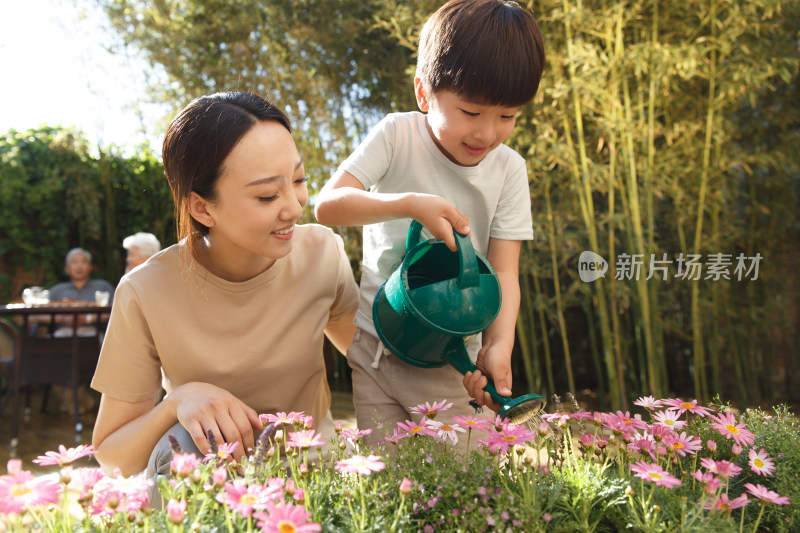 母亲和儿子在花园里浇花