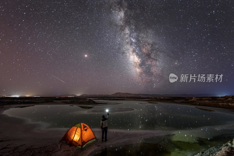 户外露营者仰望星空场景