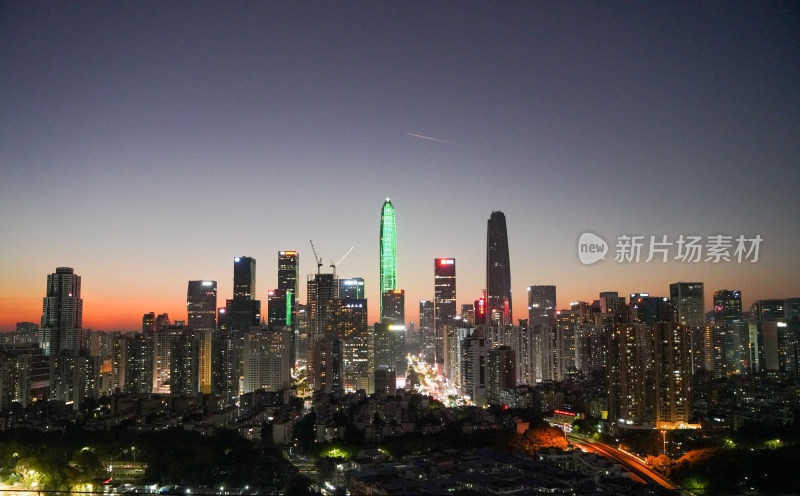 城市夜景鸟瞰，高楼林立灯火辉煌的景象