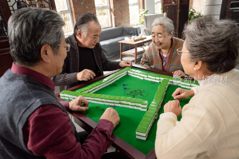 幸福的老年人打麻将