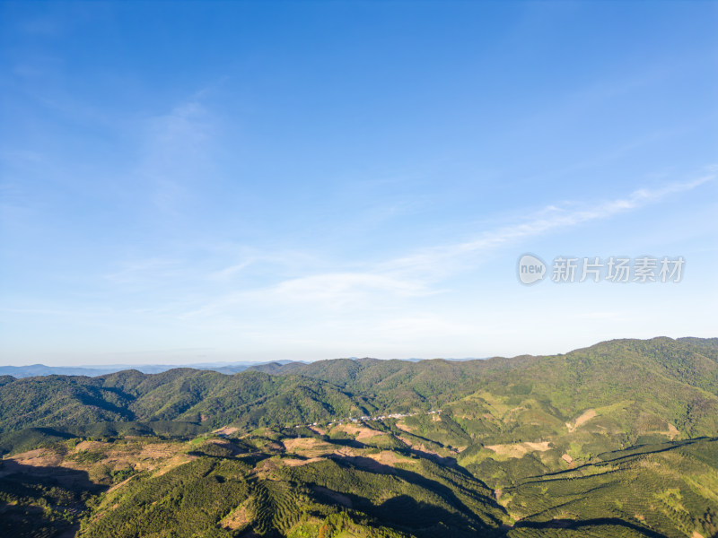 辽阔壮观的群山航拍全景