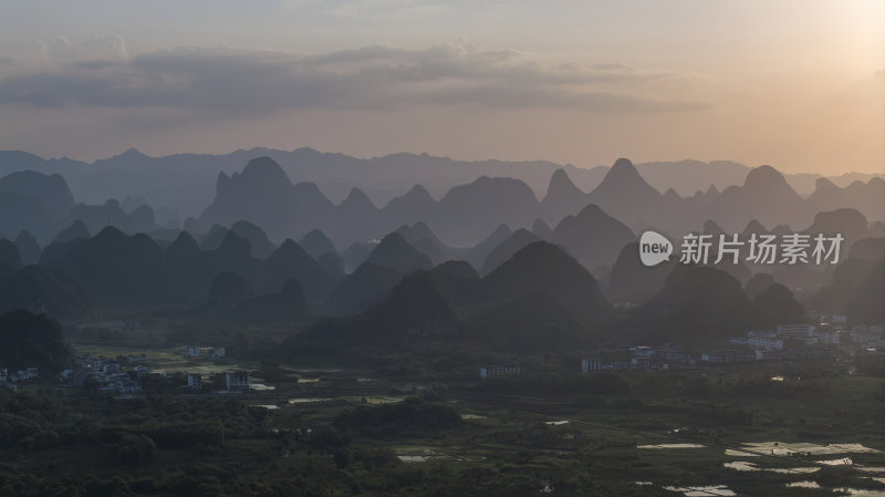 桂林阳朔喀斯特地貌水墨画山水画