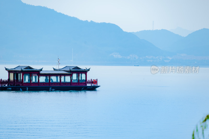 冬日晴朗的午后，浙江宁波东钱湖户外风光