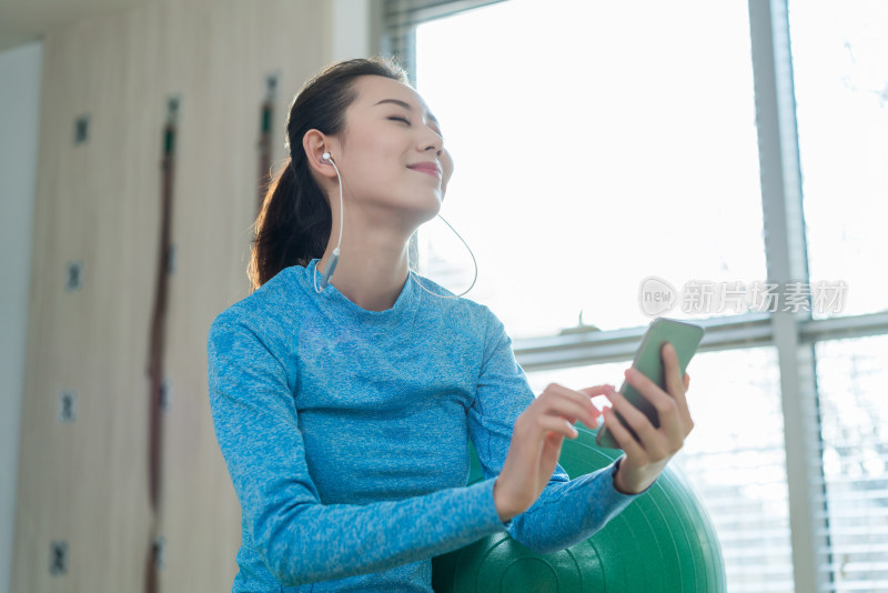 年轻女子室内健身