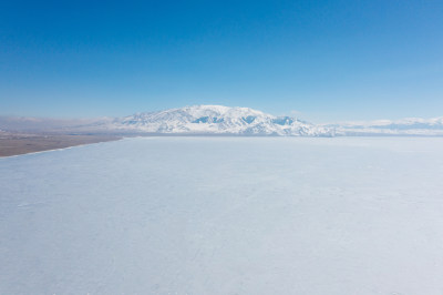 雪后冰封湖泊新疆塞里木湖