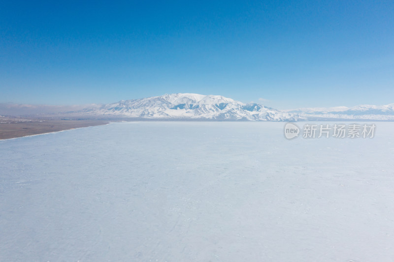 雪后冰封湖泊新疆塞里木湖