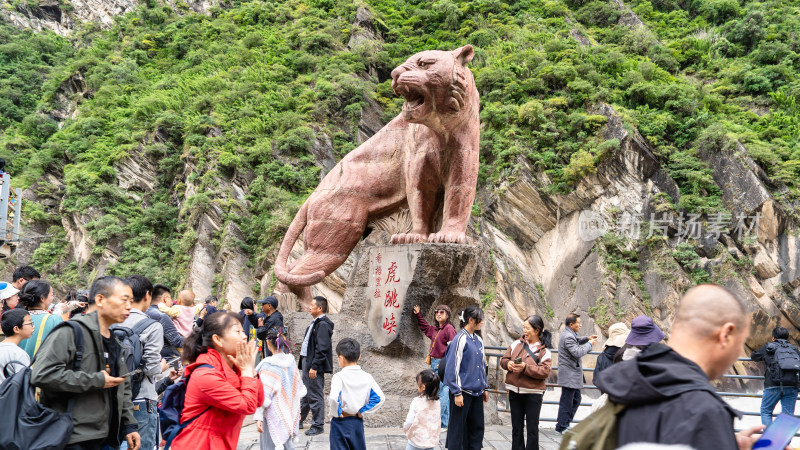 云南香格里拉虎跳峡景区及游客