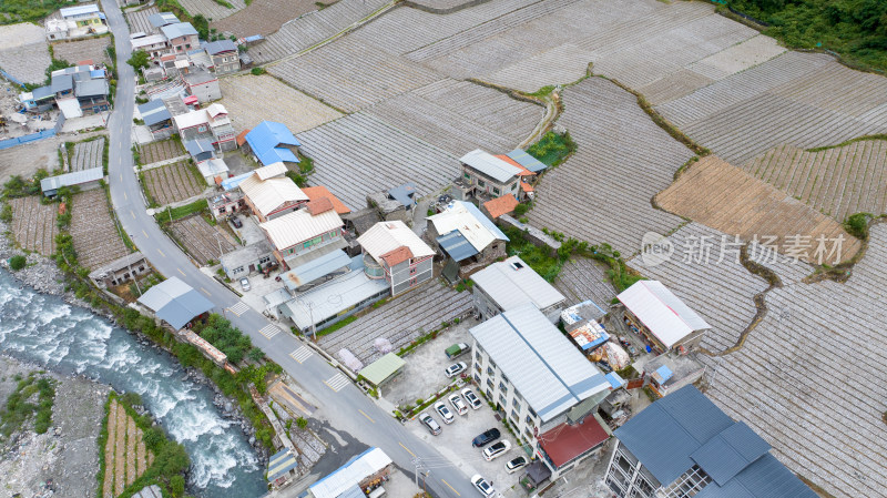 川西阿坝理小路自驾途中的理县朴头镇罗沟村