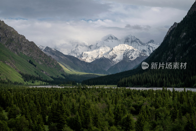 中国新疆夏特古道天山汗腾格里峰