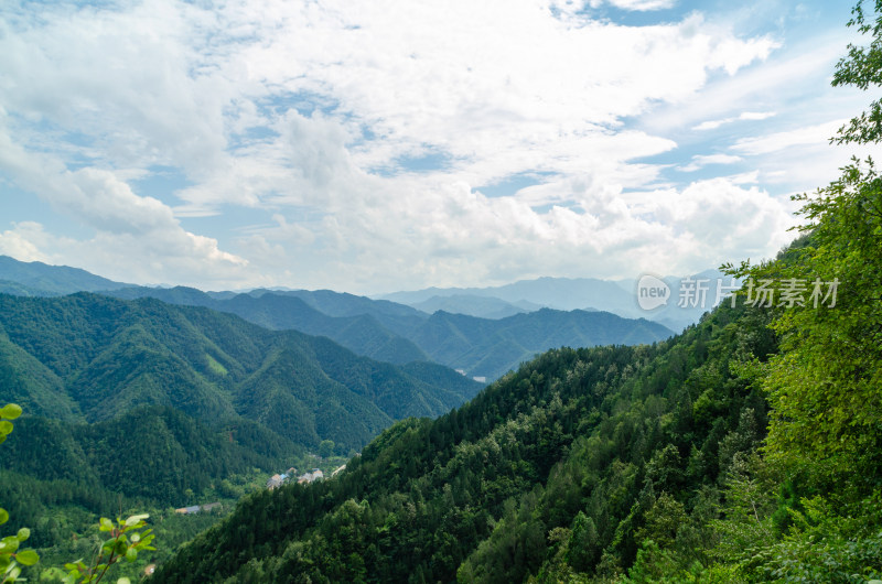 陕西秦岭青山绿树蓝天白云风景