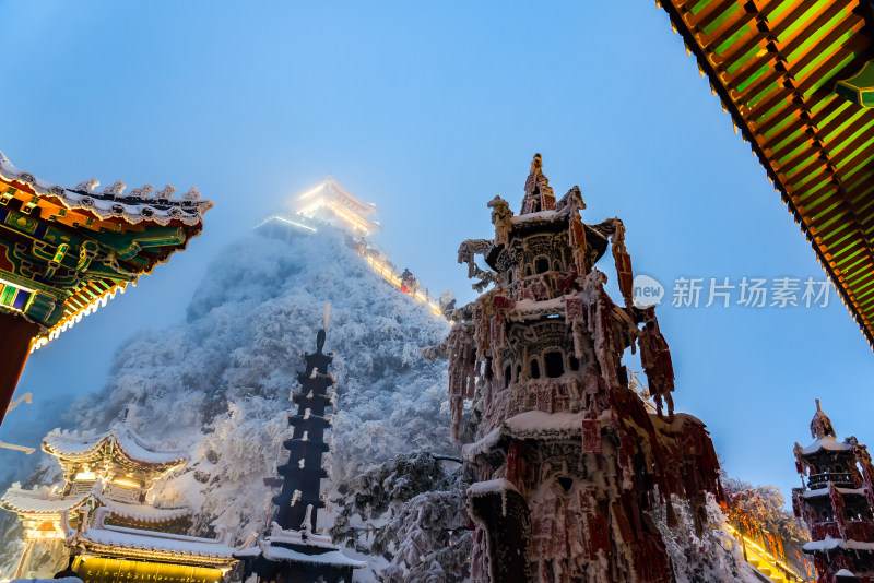 河南老君山景区冬季大雪古建筑房檐夜景