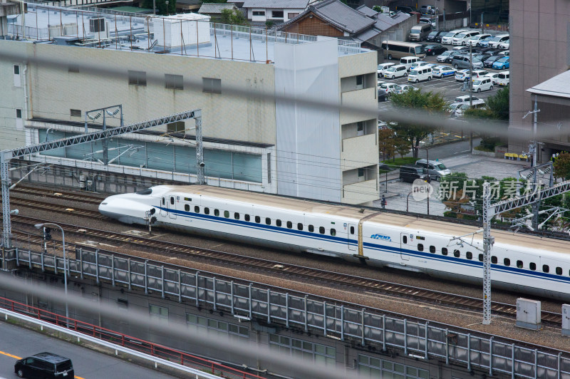 日本京都城市中穿行的新干线列车