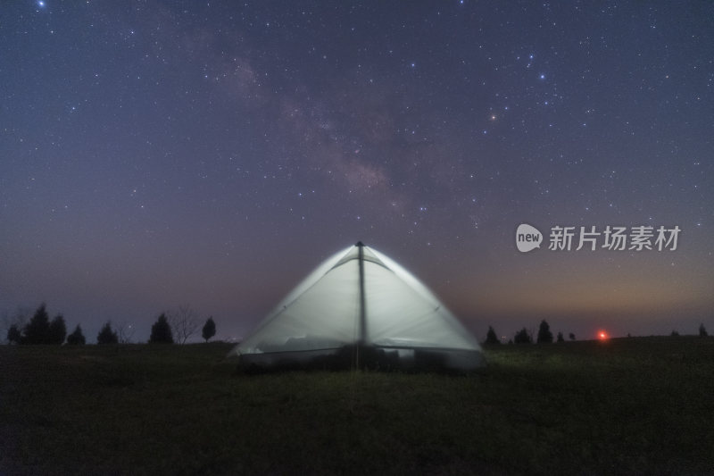 户外草地帐篷夜景星空唯美景象