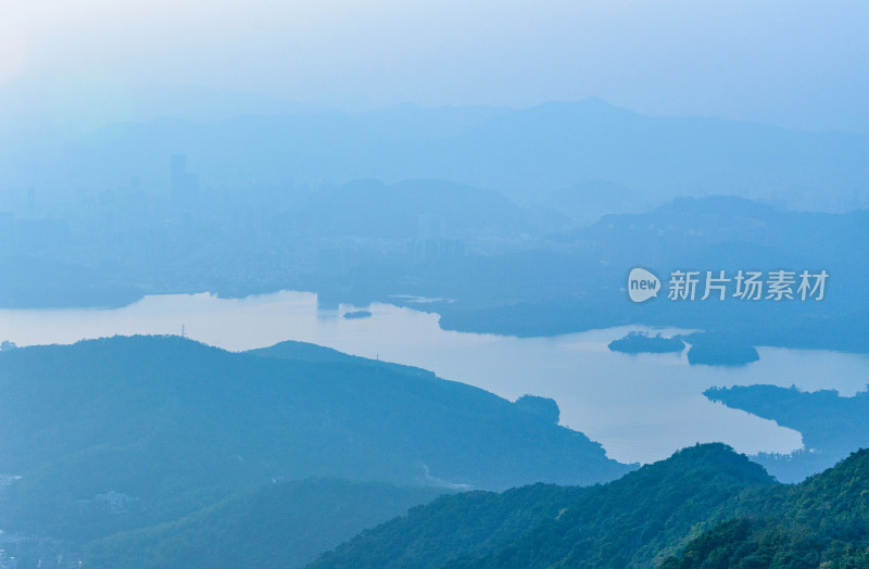 深圳梧桐山景区山顶俯瞰山湖自然风光