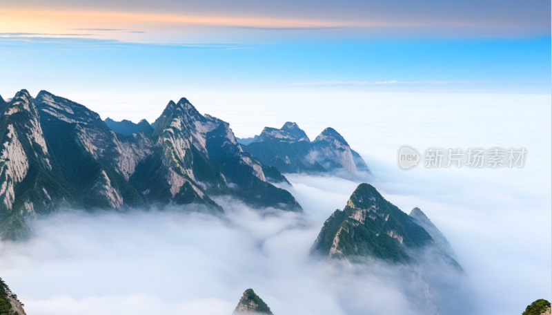 云雾缭绕的壮丽华山山景