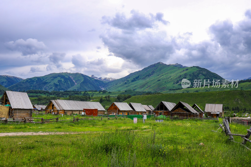 春季阿勒泰禾木村庄风景