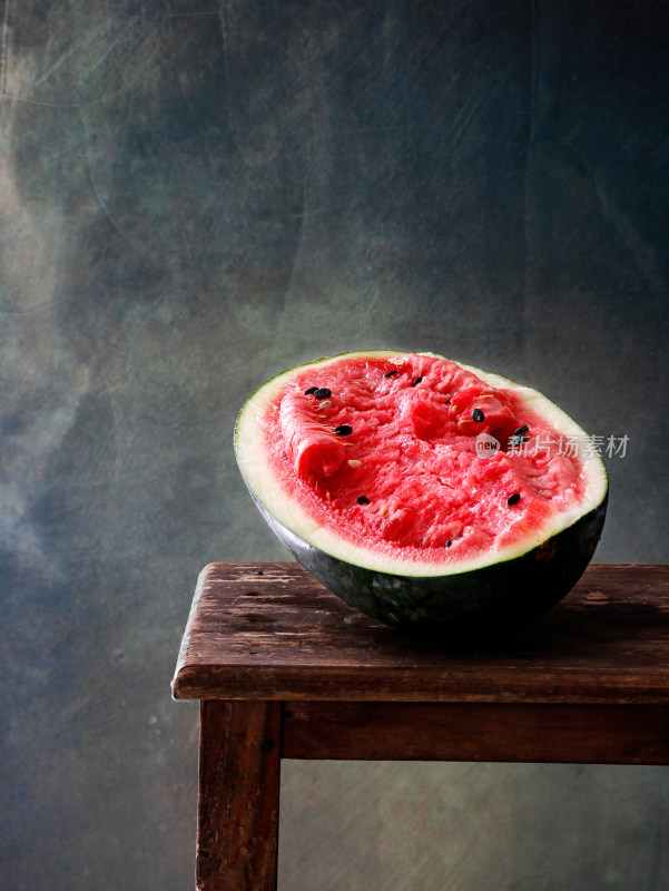 木桌子上摆放着切开的夏天水果西瓜