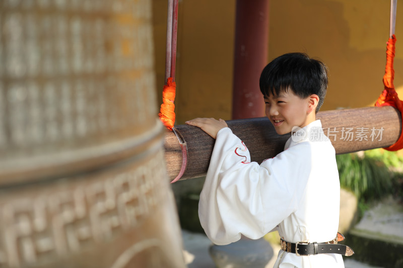 中国杭州上天竺法喜寺穿汉服的中国小男孩