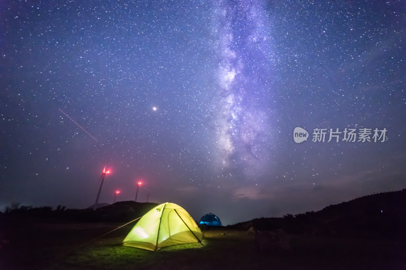 夜晚山顶观星的人