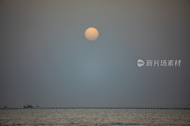 山东日照灯塔景区海上雾色日出景观