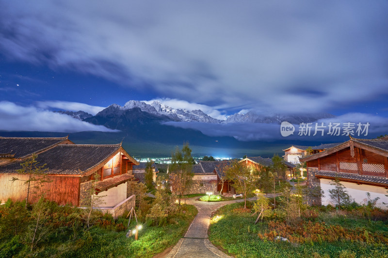 星空下的金茂璞修雪山酒店