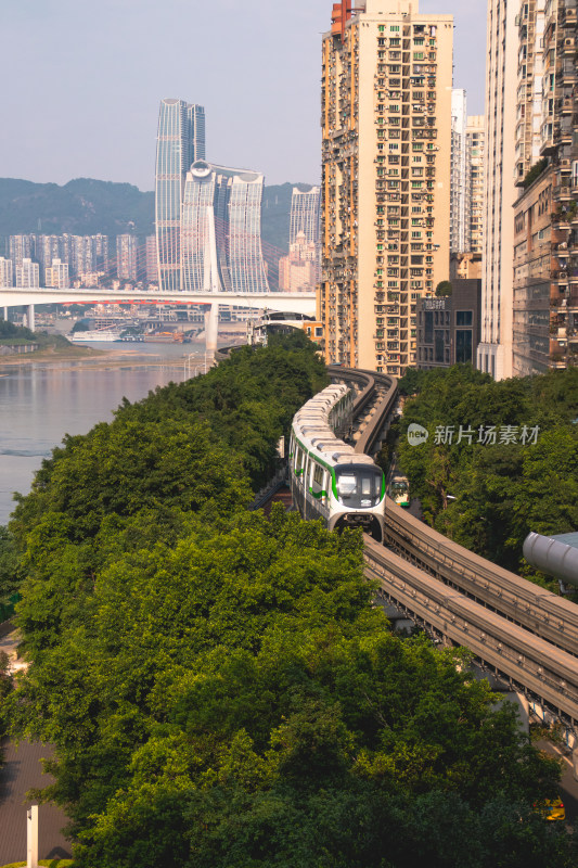 重庆轻轨在轨道上行驶