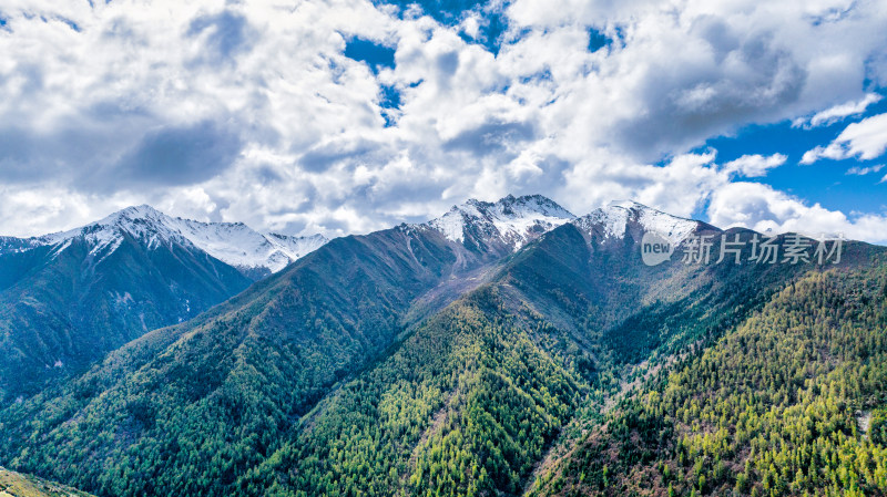 四川阿坝四姑娘山景区附近的雪山