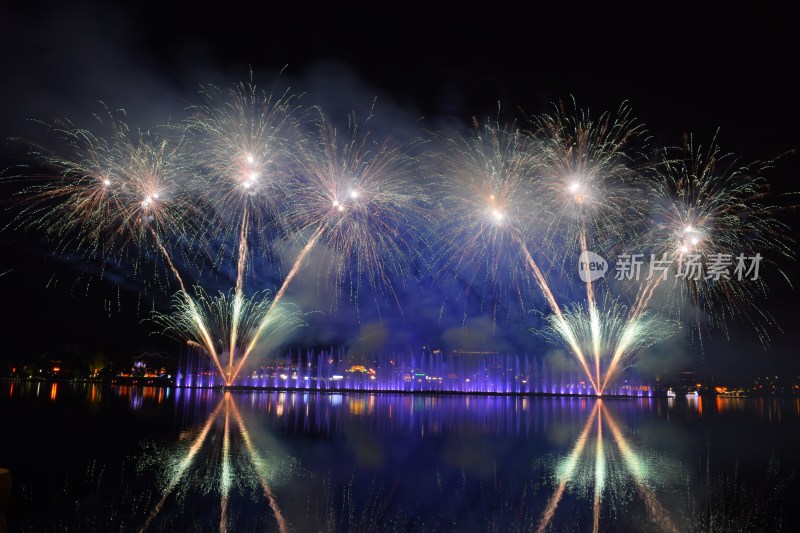 长沙浏阳烟花湖面夜景烟花绽放倒影