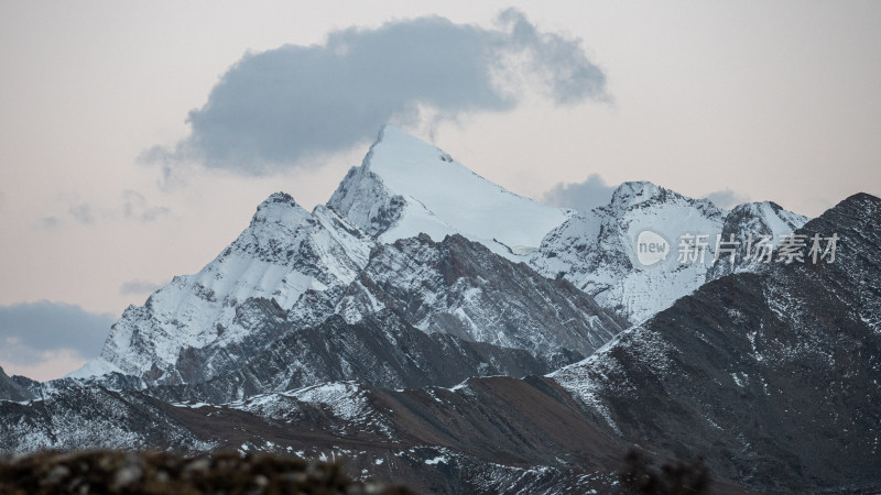 白雪皑皑云雾缭绕的群山在天空中