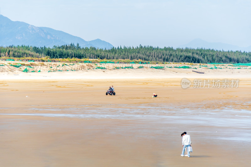 海滩上漫步的游客