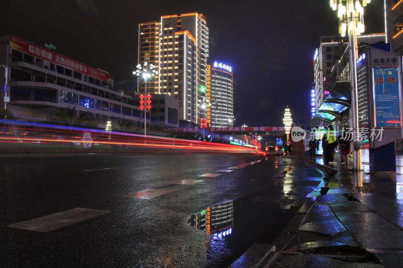 夜幕之下的城市霓虹