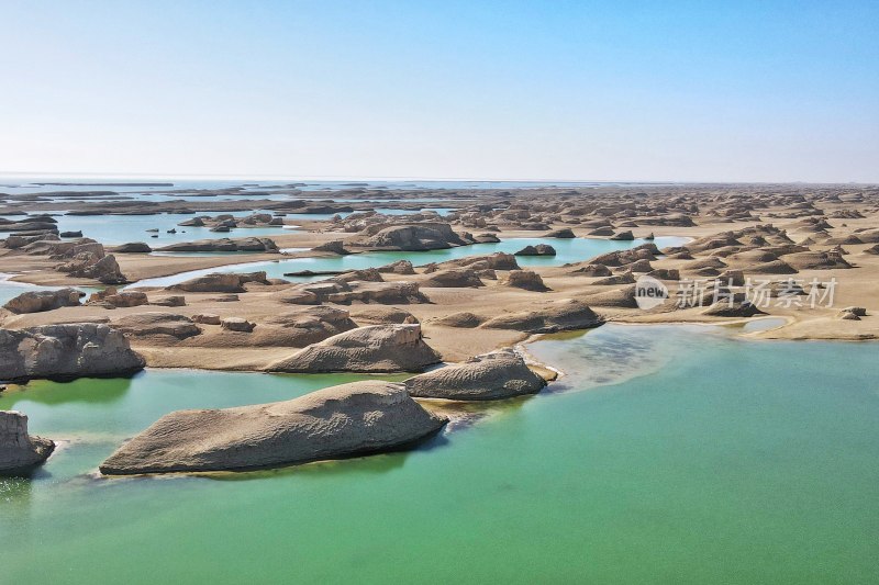 青海，乌素特雅丹地质公园，水上雅丹