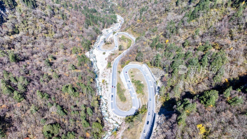 四川阿坝理小路的道路航拍