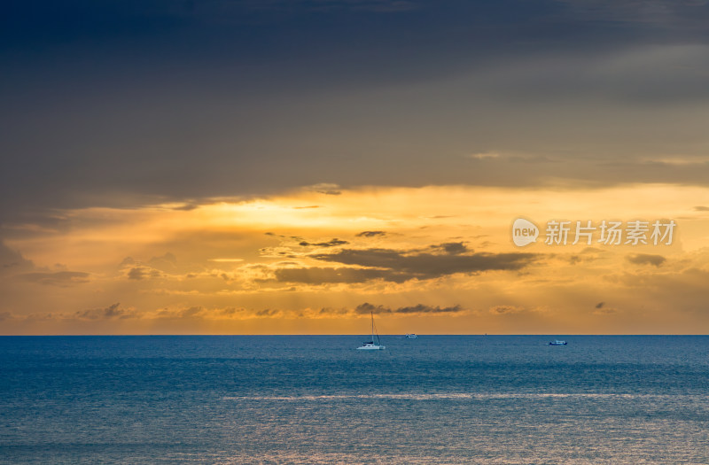泰国甲米海面上的金色光辉