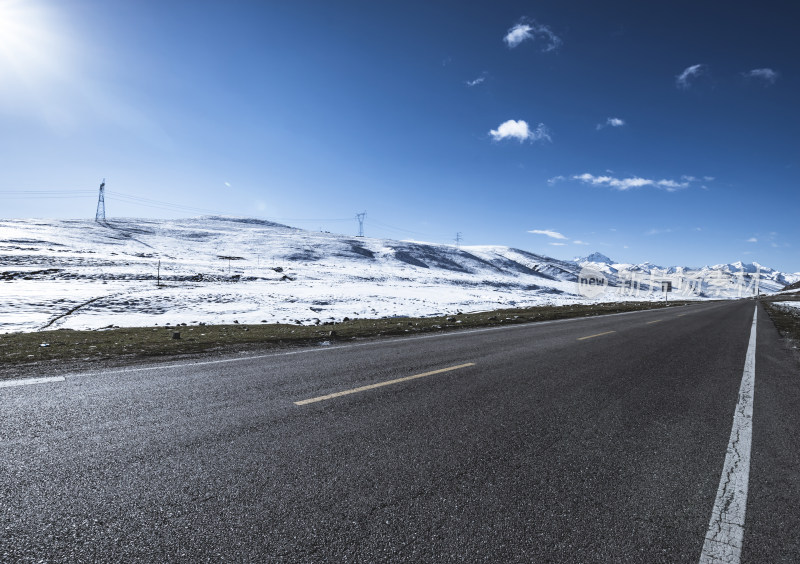 雪山旁的公路风景