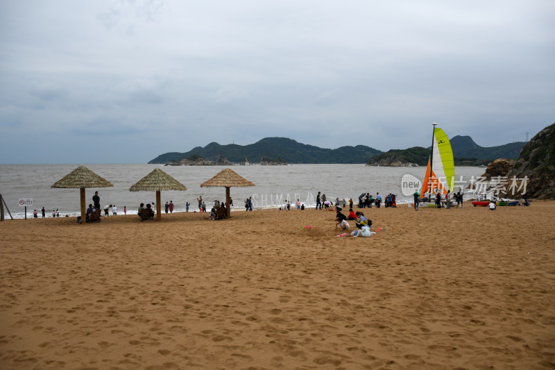 沙滩上人们在休闲娱乐的热闹场景