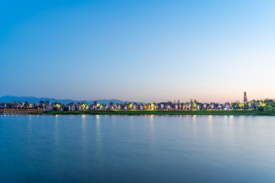 夜幕下的湖水和远山西安昆明湖