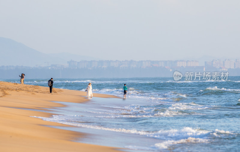 海南三亚阳光下绿松石海浪浪花冲浪唯美