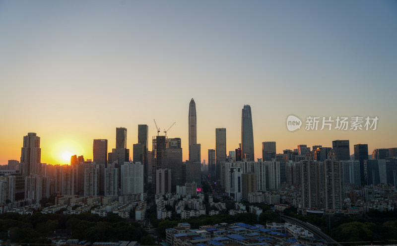 城市夜景鸟瞰，高楼林立灯火辉煌的景象