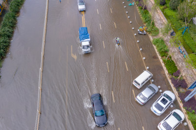 雨后积水的城市道路