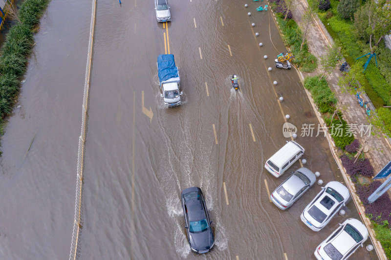 雨后积水的城市道路