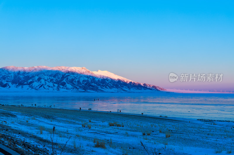 新疆冬季赛里木湖雪景雪山冰湖蓝冰日照金山