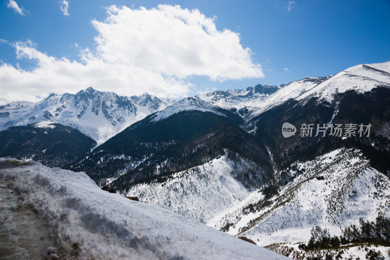 雪山全景自然风光