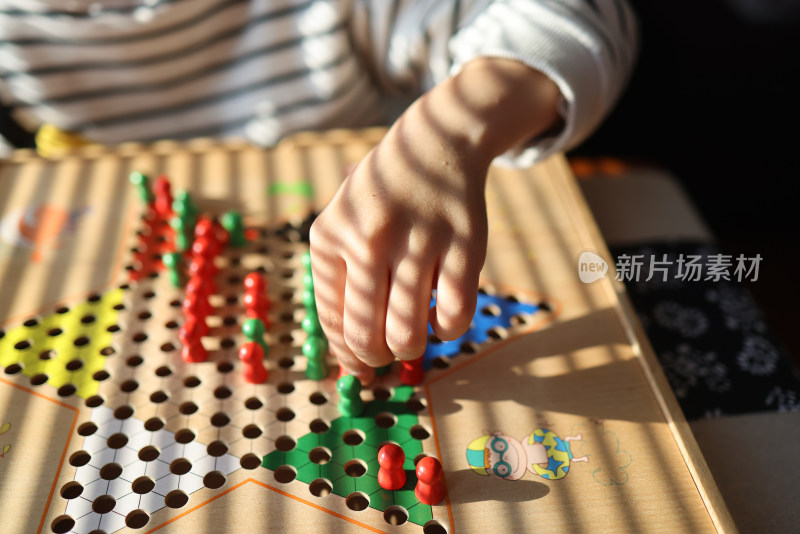 阳光下跳跳棋的棋盘特写