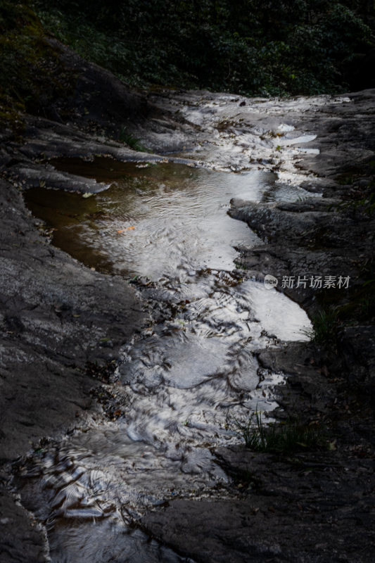 山间溪流与岩石景观