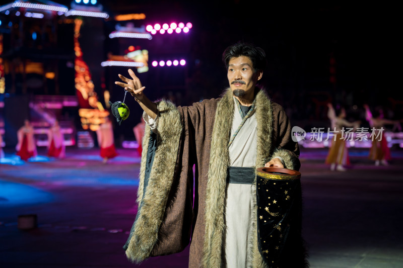 古装男子舞台表演