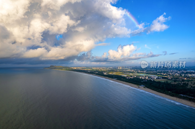 辽阔大海与沙滩边的壮阔风景