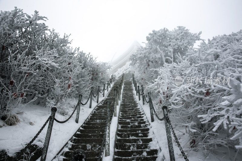 寒冷冬天大雪登山台阶