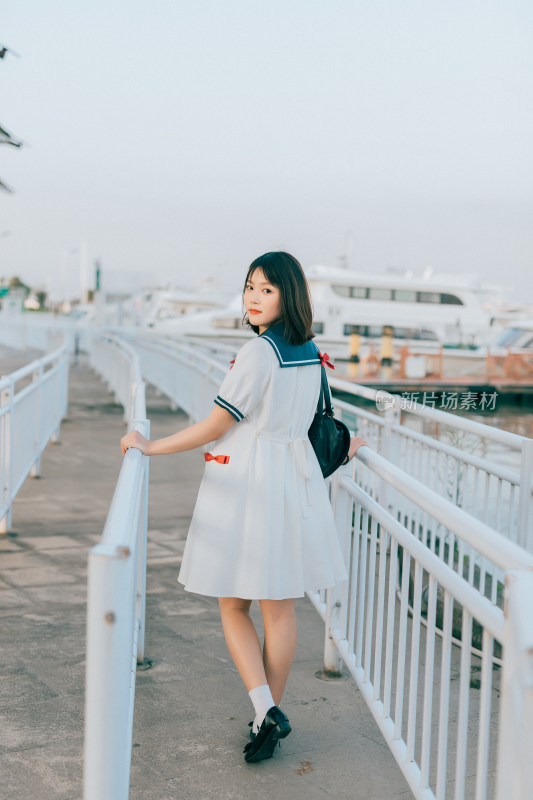 户外着水手服的清纯女生