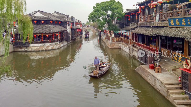 江南水乡船夫撑船场景